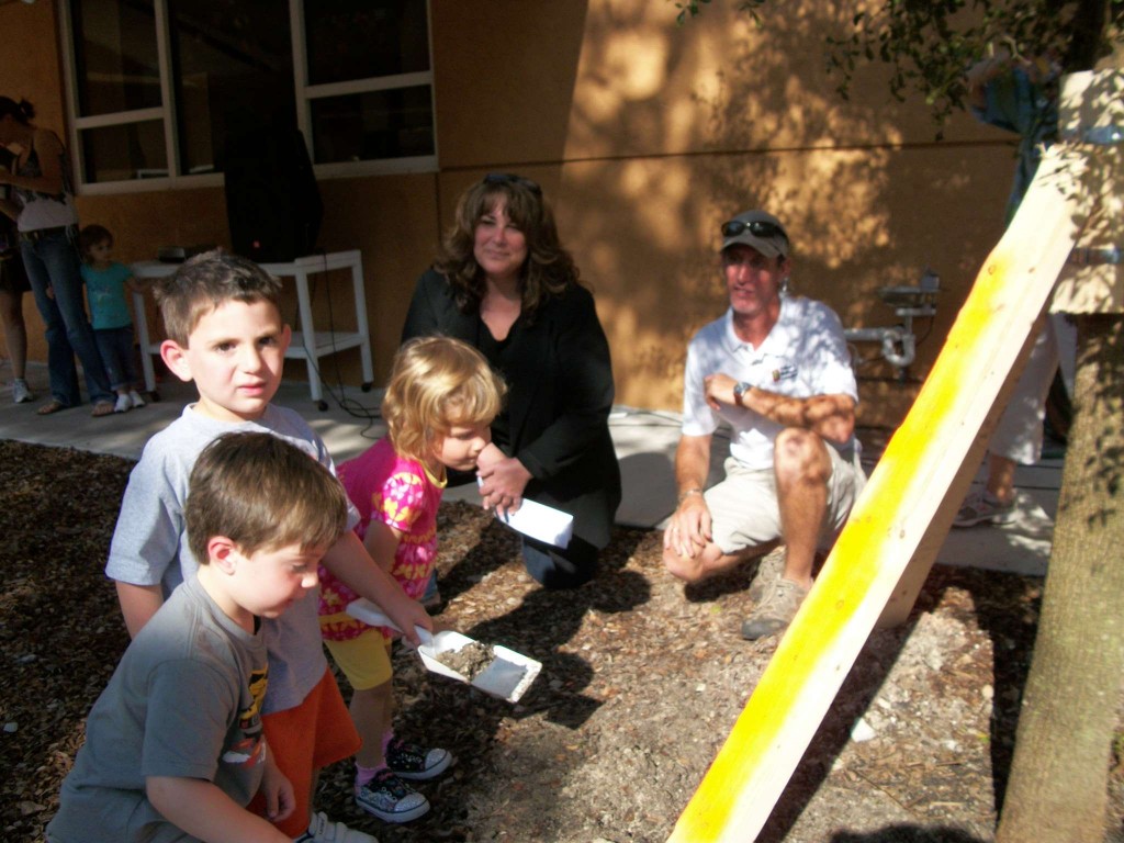earth-day-024-templebethtorah Temple Beth Torah Board Member Sara Marcus and Village of Wellington Representative Robert Anderson look on as children from Temple Beth Torah Leonie Arguetty Preschool help plant trees for Earth Day.